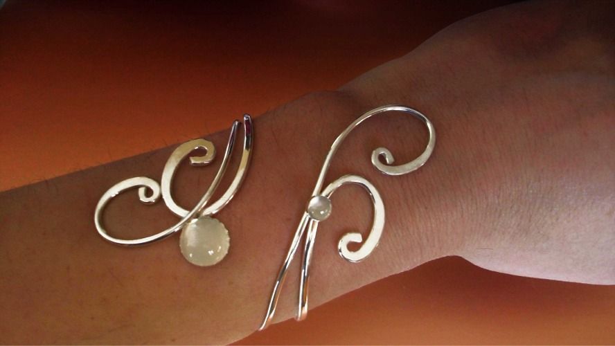 Silver twirl bracelet. So p