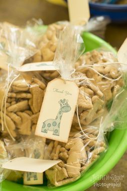Animal Cracker Bags — adorable baby shower favor! Kyle likes this idea!