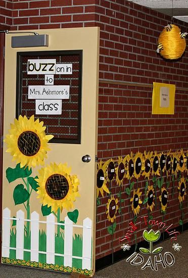 Bee Themed Classroom and Back To School Bulletin Board Idea