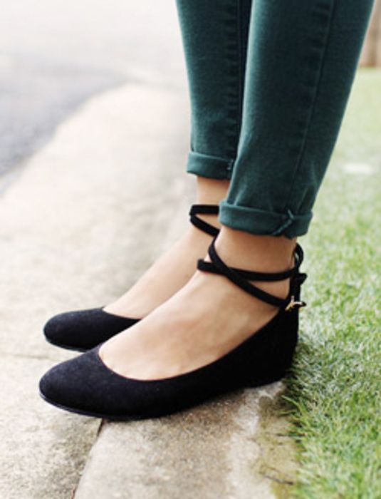 Cute black ballet flats with ankle straps in combination with trousers. Definitely try with our velvet leggings! #plussize