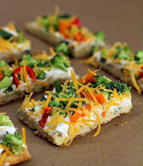 Easy Vegetable Pizza great for an afternoon or even a party! Super easy and YUMMY!!