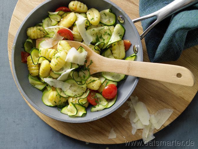 Gnocchi-Zucchini-Pfanne mit Kirschtomaten und Parmesan – smarter – Kalorien: 386 Kcal | Zeit: 10 min.