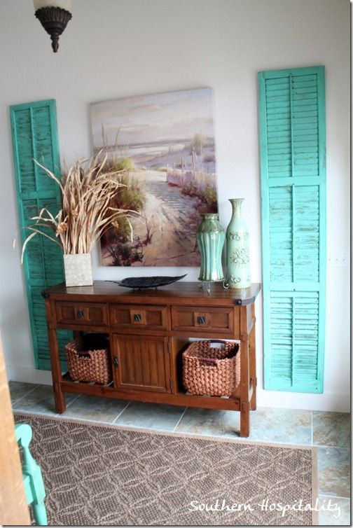 Inside the door is a nicely decorated foyer and it just screams beach, doesnt it? I just might have to borrow this shutter idea.