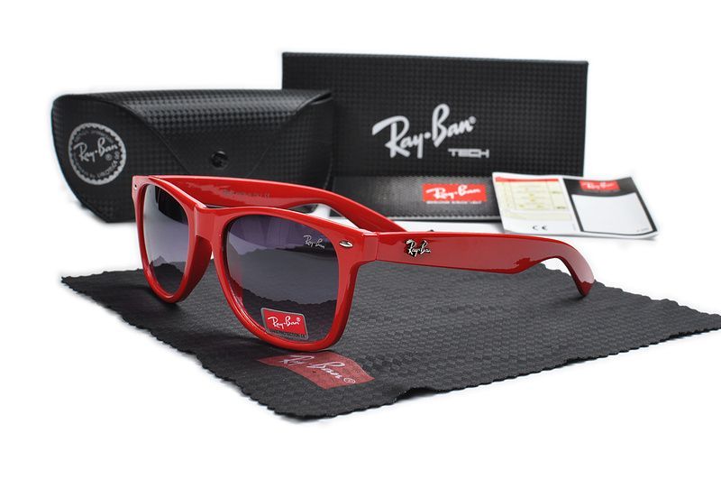 Just got my RayBan sunglasses from this site. The color on the lenses is exactly as pictured. They are super light and