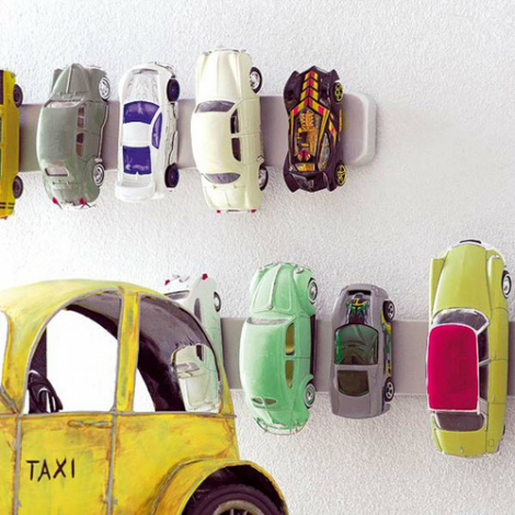 Kinderzimmer gestalten mit DIY-Ideen: So macht Aufrumen Spa! Die Autos werden einfach an der Wand geparkt! (Bild: The Style Files)