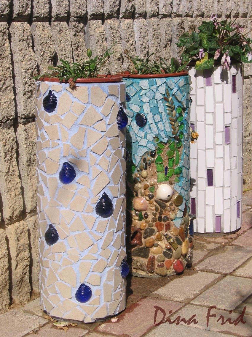 Mosaic potted plant cylinders made with PVC pipe. What a great and inexpensive idea to make those large plant stands that cost a