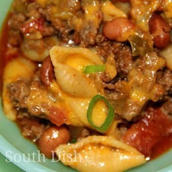 Skillet Chili Mac – a quick skillet meal of ground beef, tomatoes, chili seasonings, beans, cheese and medium shell pasta.