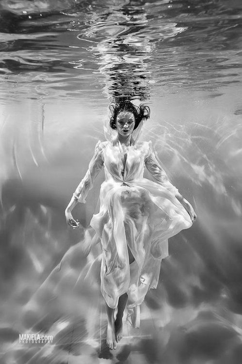 Sleeping Beauty – woman underwater | photography black & white . Schwarz-Weiß-Fotografie . photographie noir et blanc | Photo: