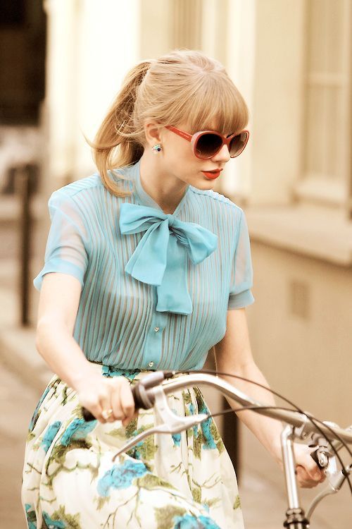 Taylor Swift loves to dress vintage. This look represents the thirties so well. The bow at the collar and the tucked in blouse.