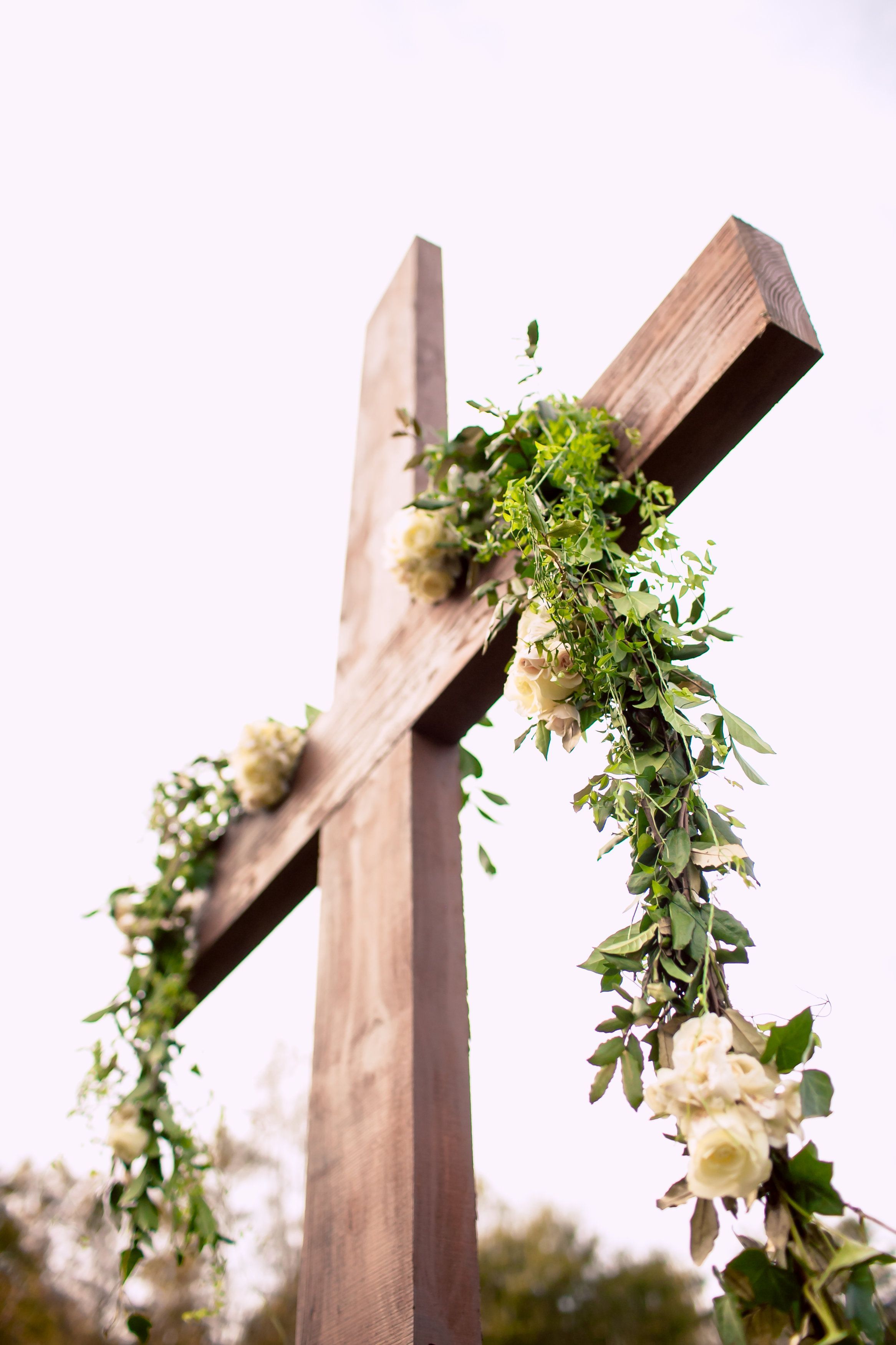A large, simple but stunning cross was the centerpiece for the outdoor wedding ceremony. ::Brooke + Thomas