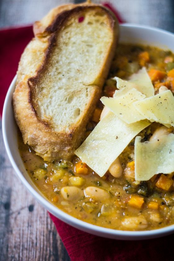 Easy Tuscan Bean Soup – 30 Minute Monday recipe! Loaded with veggies and SO easy to put together.