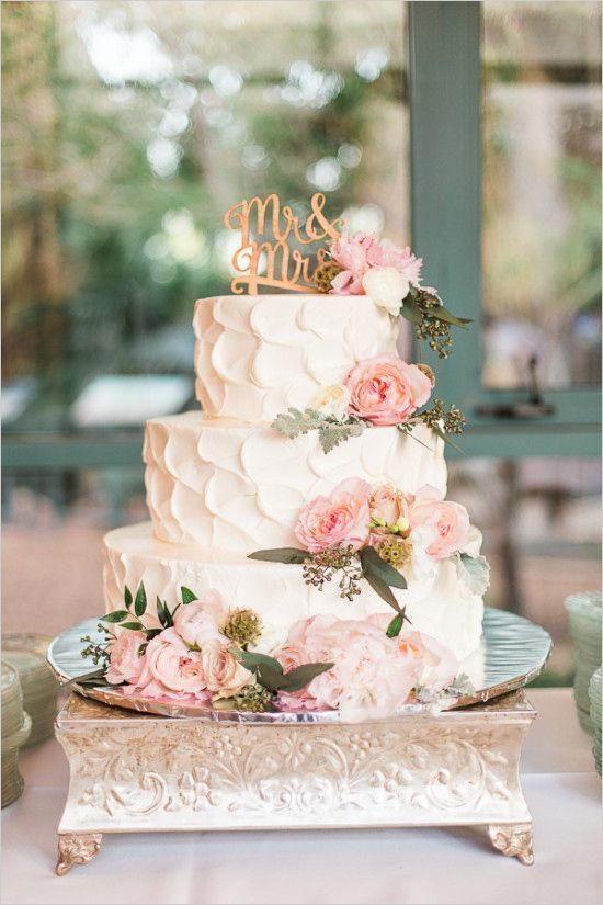 Garden vintage wedding cake–different color flowers and definitely different cake topper