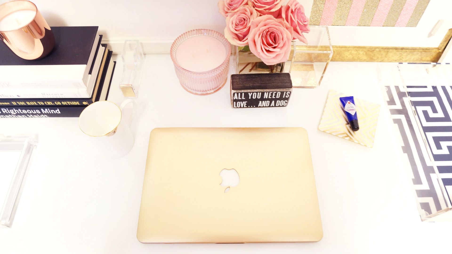Gold Macbook Pro to match her desk – gorgeous! The case is from eBay and I definitely need to pick myself up one!