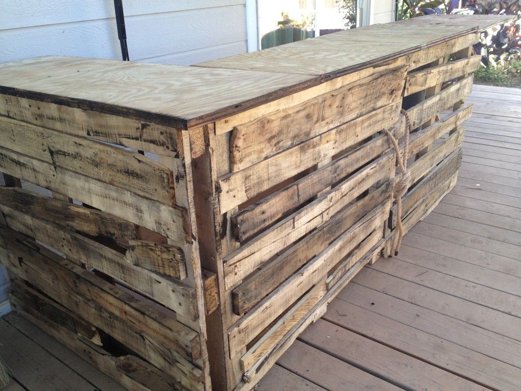 How To Build A Tiki Bar from pallets– Diggin this ramshackle look!