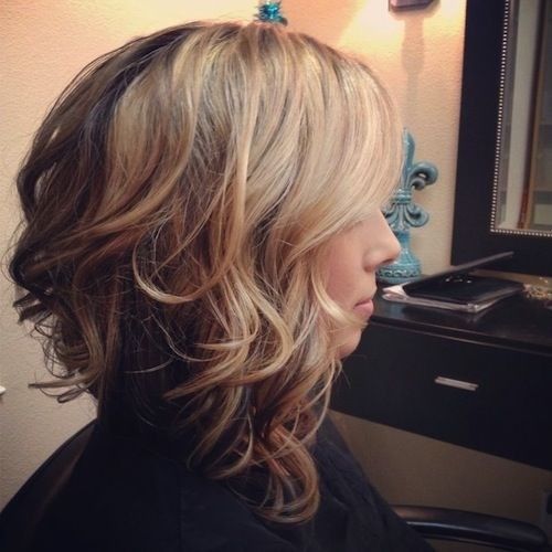 If you want to change your look or opt for a makeover, you can truly experiment with the charming wavy hairstyles. It will