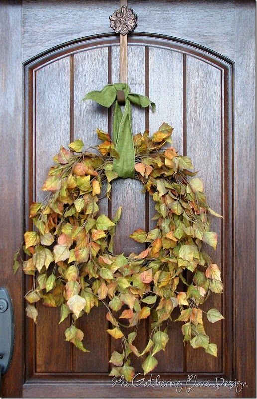 I’m not always a fan of fall-themed wreaths, but this is beautiful.  This is how autumn decor should be: simple, relaxed…