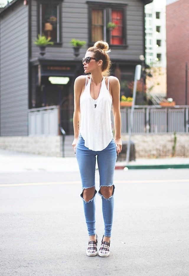 Love this casual outfit, except for the ripped part at the knees!