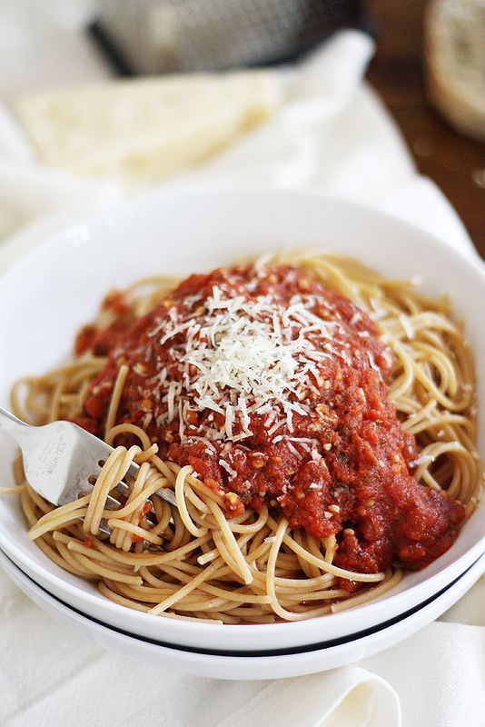 Moms Classic Heirloom Tomato Spaghetti Sauce | Girl Versus Dough