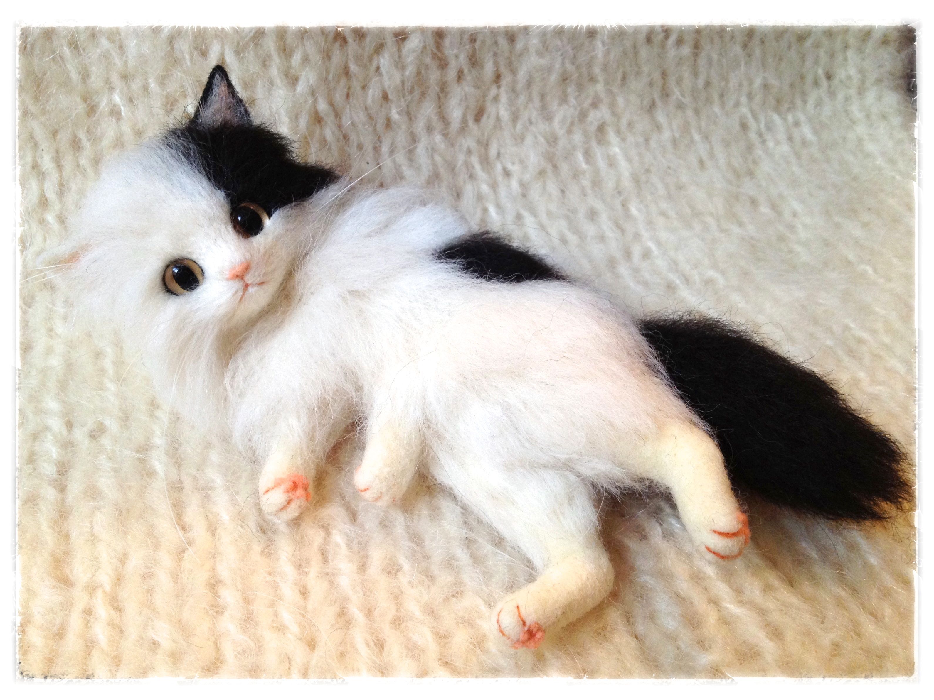 Needle felted black and white cat by Japanese artist Creamy