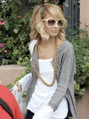 Nicole Richie – white long sleeve t-shirt, gray cardigan, chunky gold chain necklace, white sunglasses