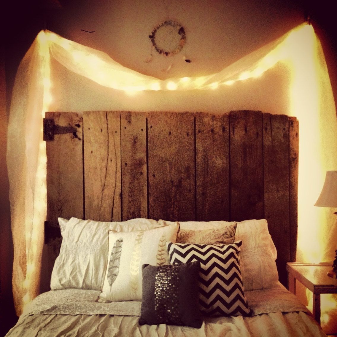 Reclaimed timber gate as headboard. Gorgeous lights and cushions. Such a dreamy room. I want to sleep here!