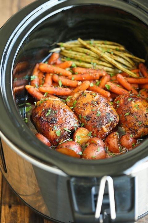 Slow Cooker Honey Garlic Chicken and Veggies – The easiest one pot recipe ever. Simply throw everything in and thats it! No