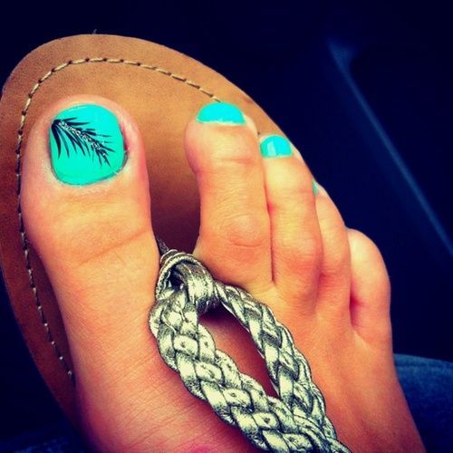 The perfect color on your toes with an awesome feather accent. These are the cutest toes weve seen in a while!