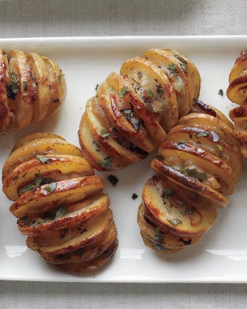 These Shallot-Sage Accordion Potatoes are impressive and easy #Thanksgiving