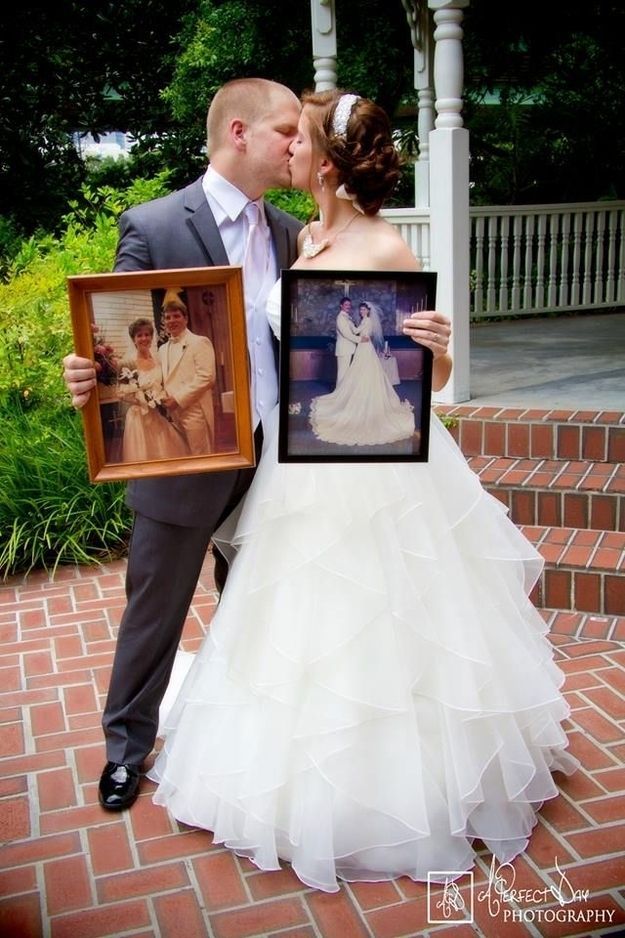 Una foto con las fotos del da de las bodas de sus padres. | 42 ideas para fotos de boda increblemente divertidas que vas a querer