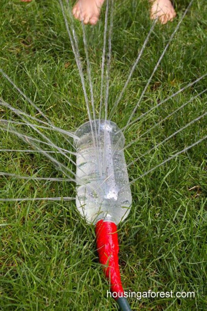 Wenn man einen Gartenschlauch hat kann man aus einer Plastik Flasche ganz einfach und günstig eine Garten Brause für den Rasen