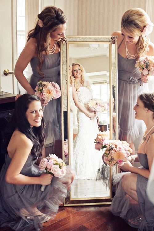 What a cute image! Bridesmaids and bride! @Leslie Lippi Lippi Lippi Lippi Lippi Riemen Machacek