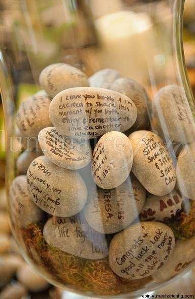 Alternative zum Gästebuch: Die guten Wünsche werden auf Steine geschrieben und können so nach der Hochzeit als Deko verwendet