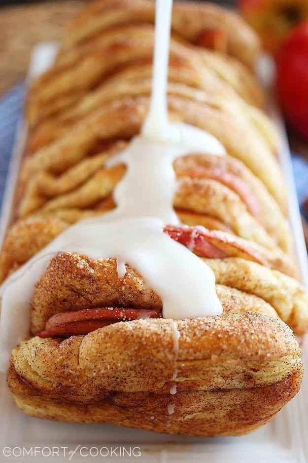 Apple Pie Pull Apart Bread with Vanilla Glaze | 20 Yummy Things You Absolutely Must Bake This Fall