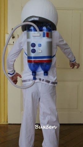 Astronautenkostm aus Pappmach-Helm, PET-Flaschen, Computertasten und gepimptem Shirt