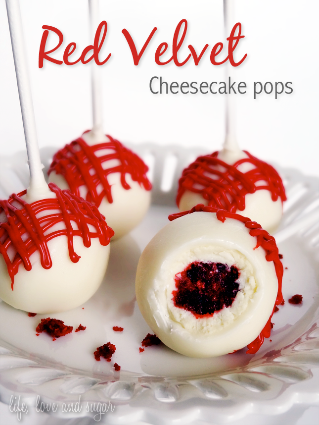 Die Cake-Pops-Version des berühmten amerikanischen Red velvet cake (roter Samtkuchen)