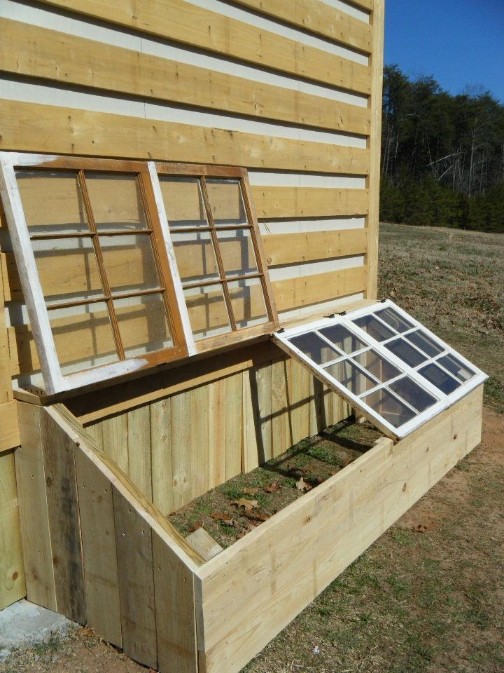 DIY:: Perfect for the Winter Months !  Small Greenhouse Made From Old Windows !