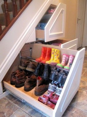 Eine großartige Idee für einen #Schuhschrank unter der Treppe, sofern dort ausreichend Platz ist. Und ausreichend Paul Green
