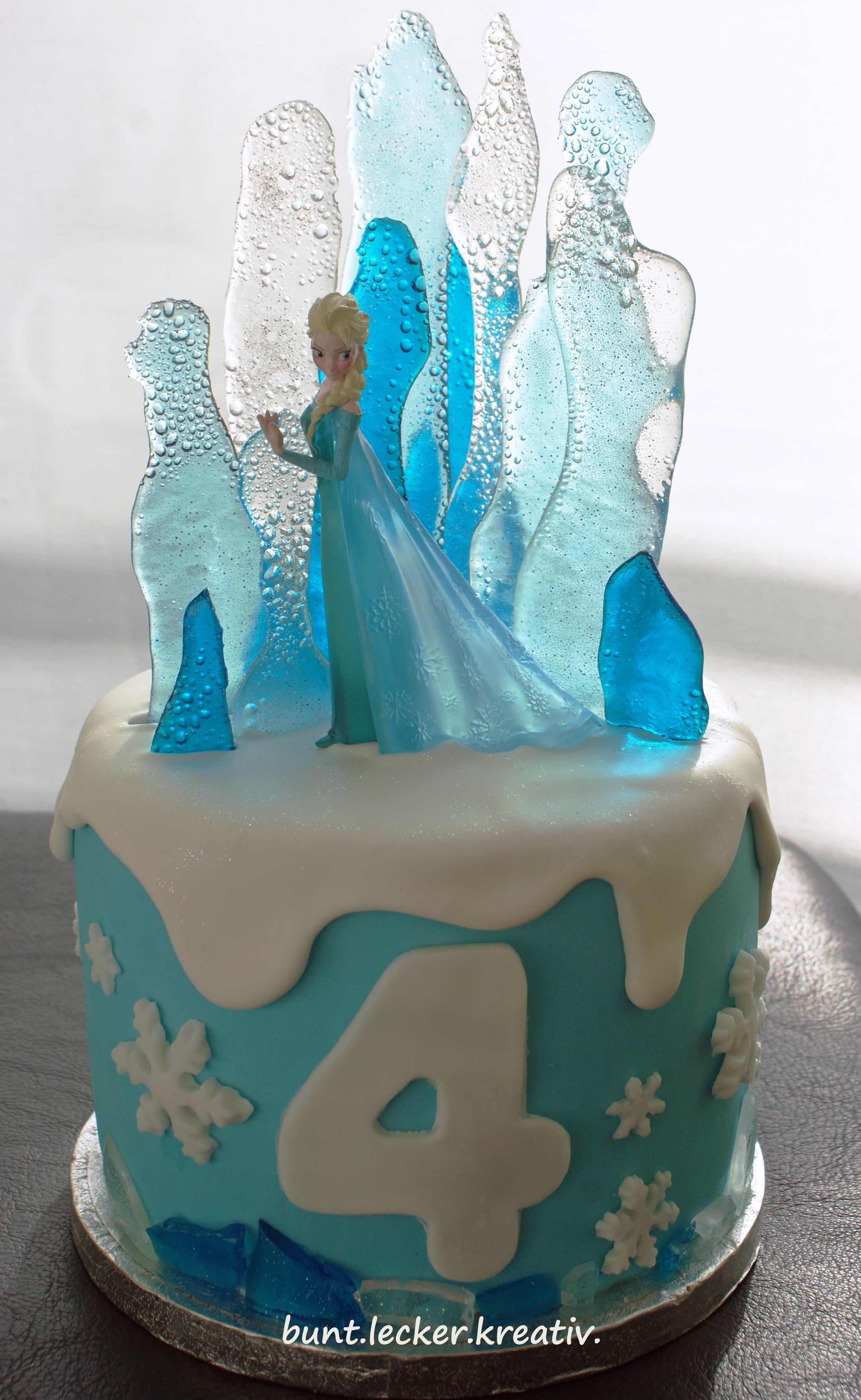 Elsa, die Eiskönigin als Torte …Elsa from Frozen as a cake …