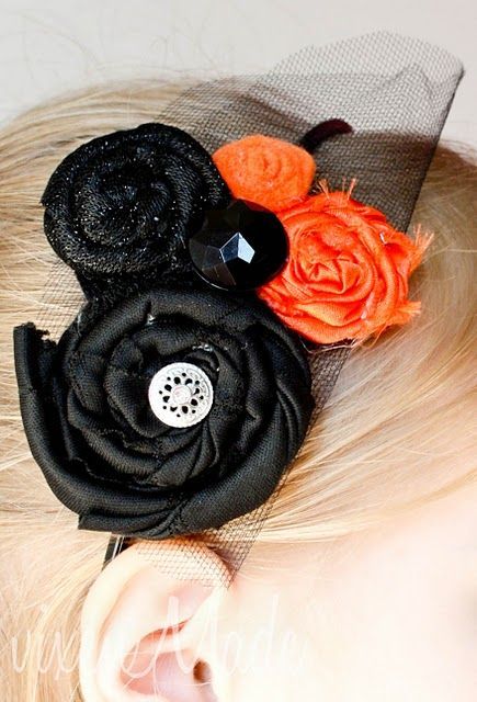 Fantastic headband out of scraps of cloth and buttons. Love the halloween colors but would look great in any