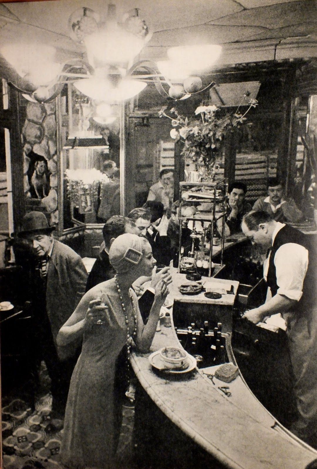 Frank Horvat réalisée dans le restaurant “Le Chien qui fume”, du quartier des Halles à Paris 1957