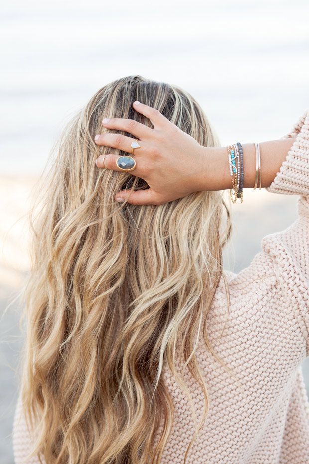 Get summertime gorgeous with classic beachy waves and a cozy knit on the boardwalk. Get her gorgeous blowout with Vênsette: