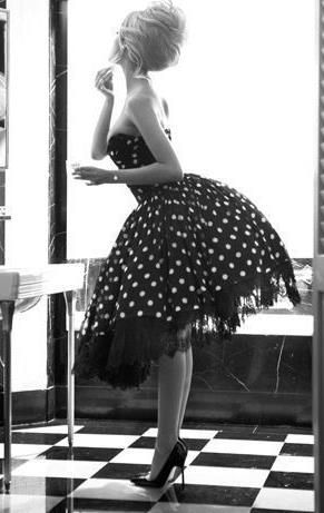 Gorgeous… If only I could dress like this everyday! Someone should throw a 50s party sometime soon !