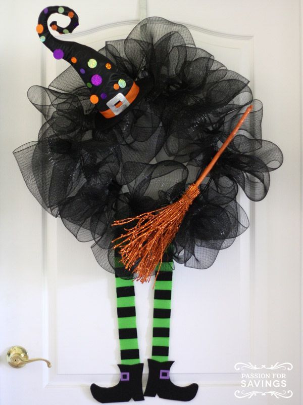 Here is something to dress up your door this halloween, check out how to make a Halloween wreath.