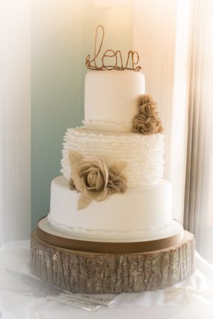 Just lovely for an outdoor, country themed wedding day! (Although, Im not so sure about the word “LOVE” on the top of the cake…I