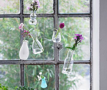 Kreative Fensterdeko: hngende Vasen – Fensterdeko: Dekoideen fr Fenster und Fensterbank 11 – [LIVING AT HOME]