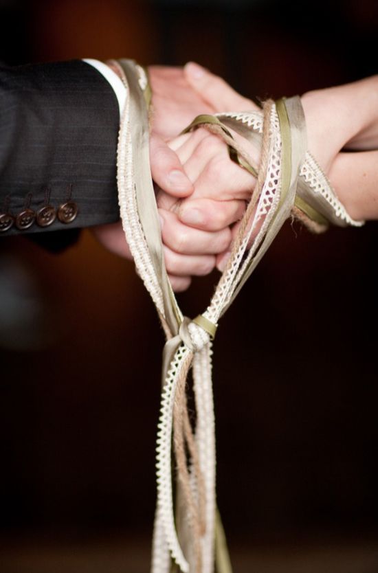 Neat Irish wedding traditions from “tying the knot” to ringing bells rather than throwing confetti. So cute!