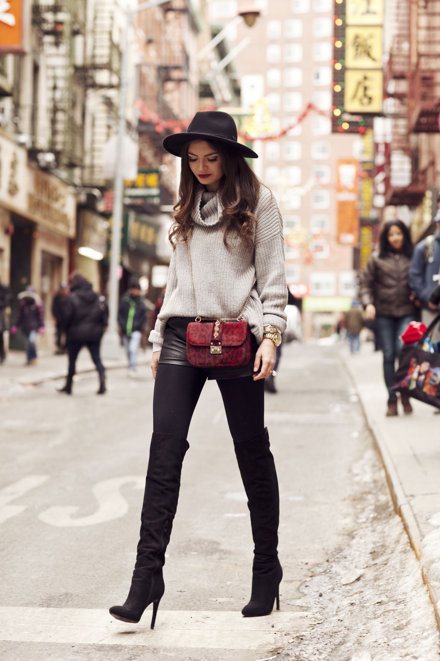 new-york-fashion-week-outfit-valentino-bag-overknees-cozy-knit-leather-shorts