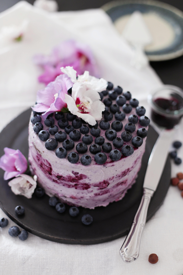 Nuss-Heidelbeer-Torte • DIY Papier-Hibiskusblüten• gestreifter Vanille-Heidelbeer-Mousse-Kuchen im Glas – Fräulein Klein