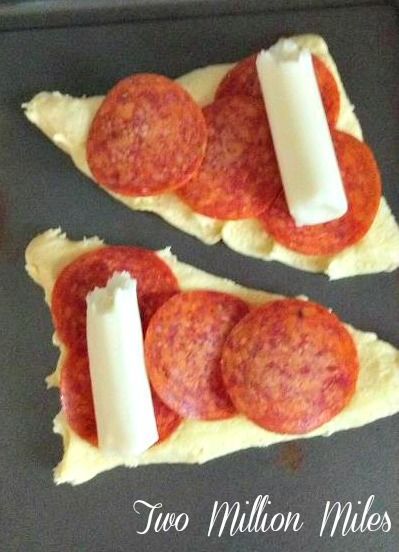 pizza roll ups – these are yummy. I made mine with ham and cheddar cheese. Really easy lunch idea for the kids too
