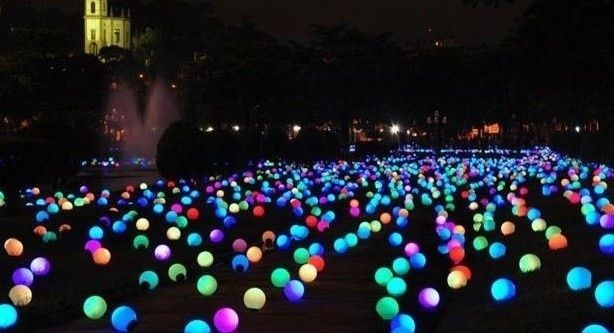 Put glow sticks in balloons on your front yard so people know where the party is. | How To Throw The Most Epic Dance Party Ever